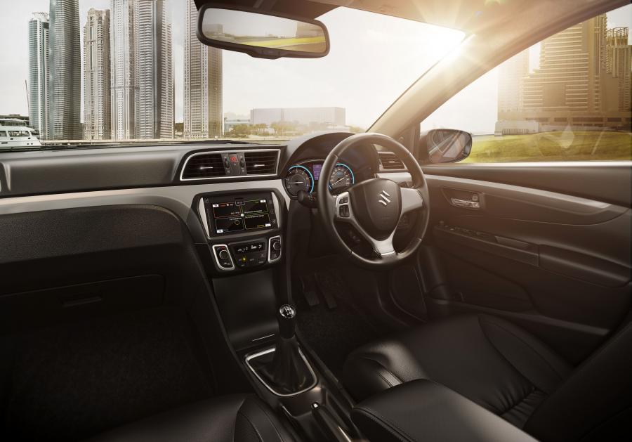 Интерьер Maruti-Suzuki Ciaz SHVS 2015 года  (фото 6 из 7)